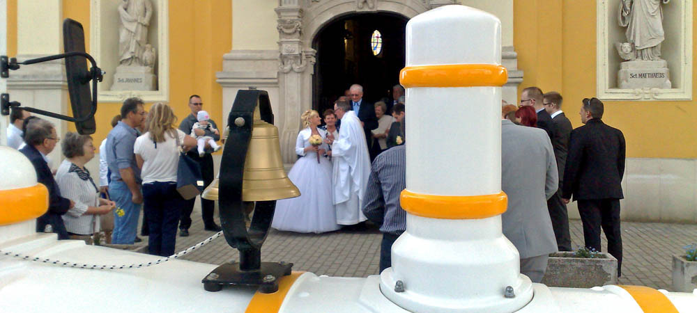 Wedding with a sightseeing train