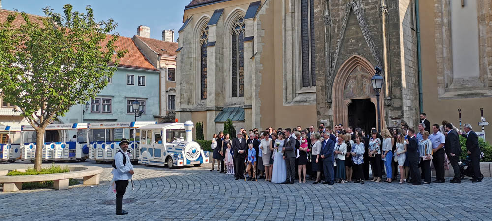 Esküvő a Fő téren, a Kecske-templom előtt